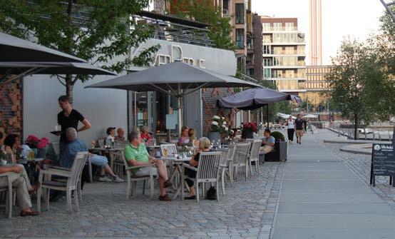 Vid fint väder kan fönsterpartiet öppnas upp, så att caféer och handel kan flytta