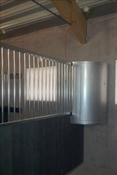 Figur 5. Grovishöautomat med plats för 2 givor grovfoder. H.I.T. grovfodergrind Detta är samma fodergrind som används i grupphållningssystemet Active Stable.
