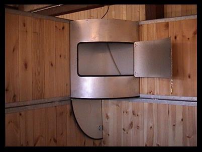 fodringstillfällen, den har ingen funktion för att förlänga ättiden. Automaten laddas med foder på hyllor via frontluckan.