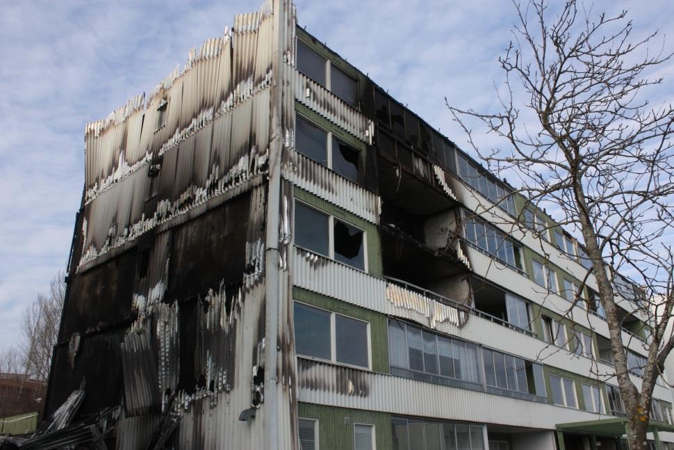 Brandspridningen Via inglasade balkonger till andra lägenheter hög brandbelastning på