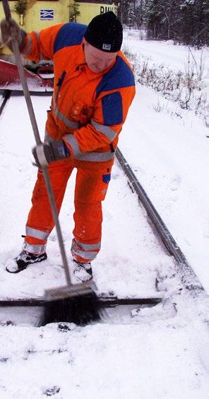 Du får skotta och sopa bort snö från spåret framför hjulen på dina fordon då det behövs för Omläggning av en växel och för kontroll av växelläget Att lägga en spårspärr i på- eller avläge Att lägga