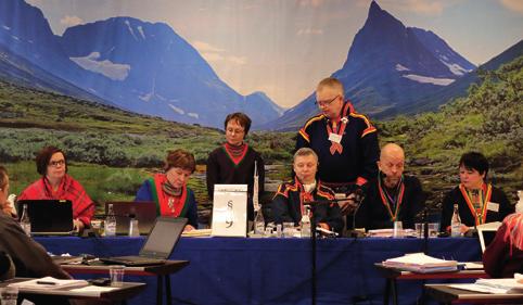 Svåra betesförhållanden behov av katastrofskademedel Under senare år har det instabila vädret med varmt och kallt väder på många håll orsakat ett istäcke som försvårar för renarna att nå