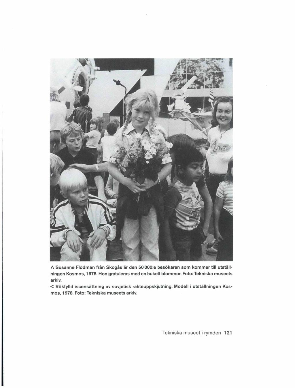 A Susanne Flodman från Skogås är den 50 000:e besökaren som kommer till utställningen Kosmos, 1978. Hon gratuleras med en bukett blommor.