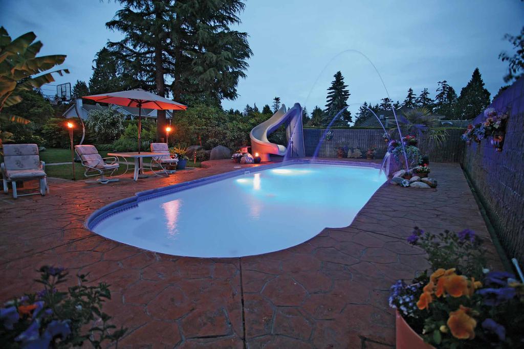 DU ÄR INTE ENSAM OM ATT GÅ OCH POOLDRÖMMA till en början trodde du kanske att en egen pool var förunnat några få. Att den var ännu en av alla de prylar vi tror oss behöva. Inget kunde vara mer fel.