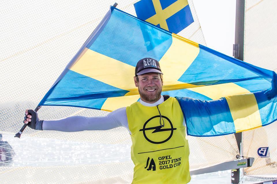 Intervju med Max Salminen / SWE 33 Max Salminen - en lycklig svensk Finnjolleseglare, som firar med svenska flaggan, efter att han blivit världsmästare i Balatonsjön, Ungern i september 2017.