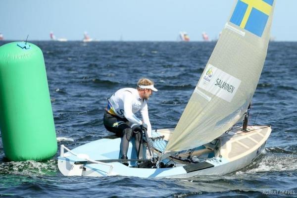 Här har vi en bild från OS-seglingarna i Rio de Janerio 2016 Max rundar upp för kryss.