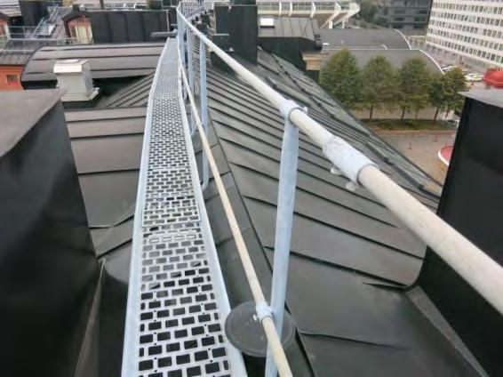 Till gångbryggorna finns även räcken installerade nästan hela vägen. Fastighetsägaren är enligt lag skyldig att hela fastighetens tekniska funktioner upprätthålls.