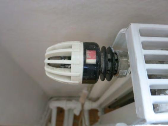 Sida 28 av 40 För att reglera värmeeffekten i varje radiator har de försetts med termostatventiler, som reglerar temperaturen mot ett önskat värde som ställs in av den boende.