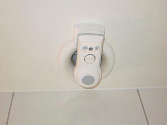 Sida 29 av 40 Ventilationen är dock satt i obalans i huset eftersom flera av lägenheterna har Pax-fläktar installerade i badrum som trycker in luft i frånluftskanalerna.