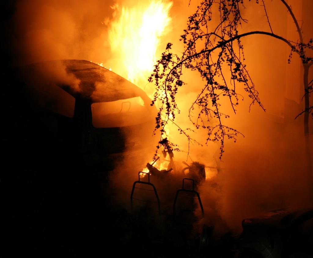 Det är förbjudet att göra upp eld utomhus när det är risk för brand eller skada på naturen. Använd färdiga eldstäder om det är möjligt, gör annars en eldstad av sand och stenar.