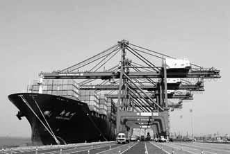 investeringar. Här är Kommissionen beredd att ge finansiella bidrag genom det europeiska transportnätet Trans-European Transport Networks (TEN-T) och programmet Marco Polo II.