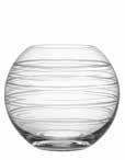 Den strama, minimalistiska enkelheten i designen mjukas upp av de suddiga, fritt flytande ränderna som sveper runt vasen, etsade på glasets yta.