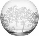 Den spegelblanka tjärn som skymtar mellan stammarna är en optisk illusion som lockas fram av det tjocka glaset i vasens botten.
