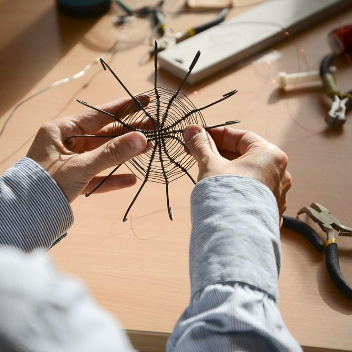 Här finns också olika stationer med kluriga byggutmaningar och byggtävlingar. Under hela dagen finns två legoproffs på plats som hjälper dig med utmaningarna. Visst låter det kul?