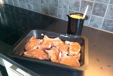 Krydda kotletterna med grillkrydda och lägg ner i formen.