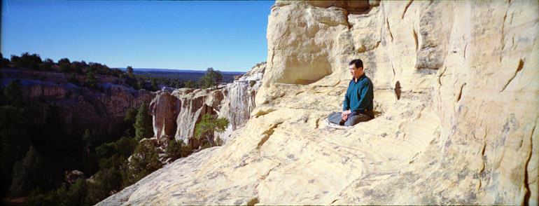 Mästare Li betraktar lugnt världen från bergen Mästare Li betraktar lugnt världen från bergen efter att ha lämnat New York efter händelserna den 20 juli 1999.