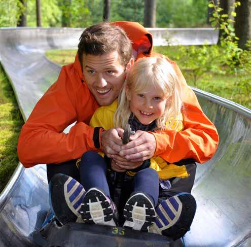 Sommarrodel Sommarrodel är en fantastisk upplevelse för såväl barn som vuxna. Man behöver inte vara rodelexpert för att åka sommarrodel, du bestämmer själv tempot.