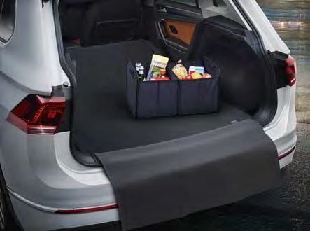 16 17 16 Volkswagen Original säkerhetsnät skyddar passagerarna från föremål i bagageutrymmet vid kraftig inbromsning. Säkerhetsnätet löper mellan innertaket och de bakre ryggstöden.