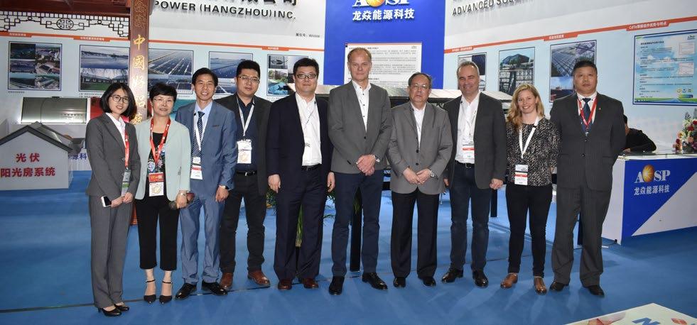 SolTechs ledning med ordförande Stefan Ölander, VD Frederic Telander samt Anna Svensson som lett utvecklingen av ShingEl tillsammans med ASP:s ordförande och ledning på SNEC i Shanghai i april 2017,