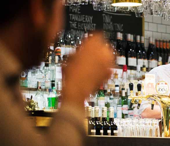 BEGRÄNSA SKADLIG KONSUMTION Alkohollagen styr hur servering av alkoholdrycker får bedrivas och är en del av den svenska alkoholpolitiken.