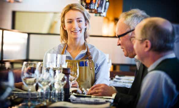 SERVERINGSANSVARIG PERSONAL Det ska alltid finnas minst en person på restaurangen som är ansvarig för serveringen av alkohol.