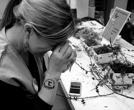 Lördagen den 16 april var Agnes på IKEAs event HållBaraIhop för Energifallets räkning och byggde bihotell, luppade på mossor och värvade medlemmar tillsammans med värvarteamet, Johanna Fox från