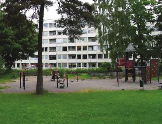 Skogås 28. Härbreparken Placering: Lekplatsen ligger i ett lägenhetshusområde söder om Storvretsvägen.