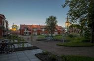 På tomten låg redan Baggstedtsgården, en läkarvilla från slutet av 1800-talet, som också innehåller hyresrätter sedan några år tillbaka. Vi var måna om att de nya husen inte skulle ta ut det gamla.
