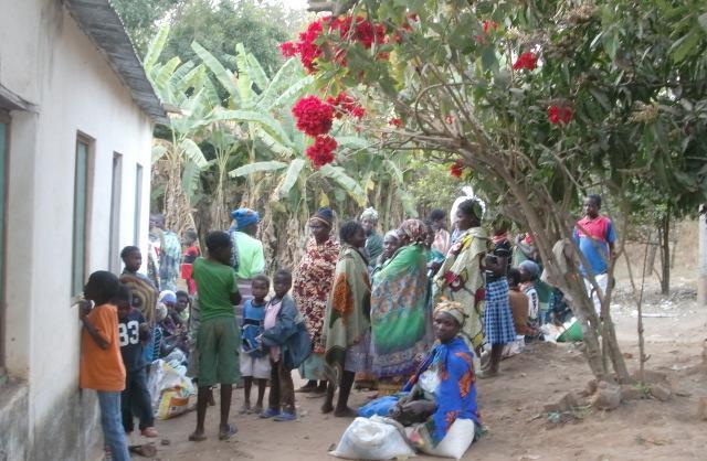 Bild: I väntan på majs. FFBB har bidragit med akuthjälp till en svältande befolkning under flera år.