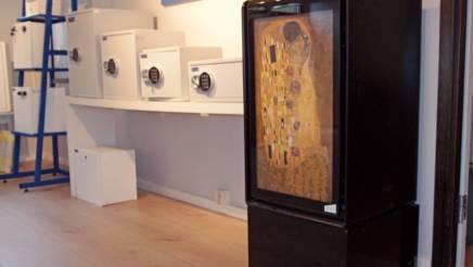 Nyckelförvaringsskåpen blir enligt Jacob även allt mer avancerade med bland annat system för LAGRET. VD Jacob Hallgren på Top Safes lager i Höör. KLART FÖR LEVERANS.