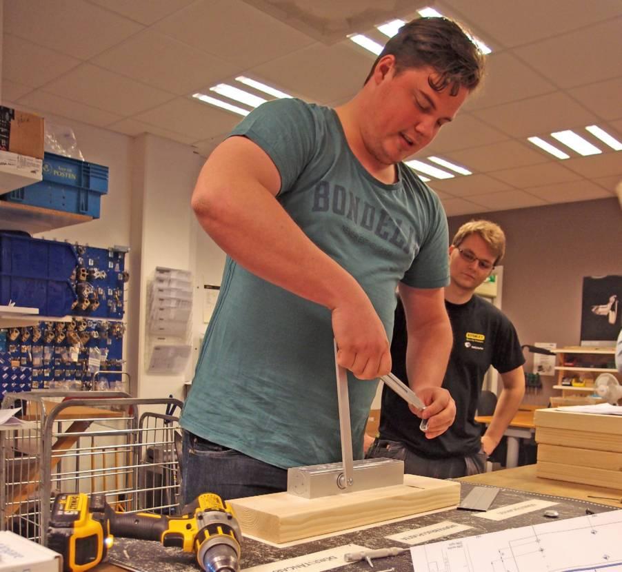 UTBILDNING MONTERINGSMÄSTERSKAP KLAR! Mattias släpper skruvdragaren och skriker klar! MONTERING. Jonathan monterar arm. Nu ska mästaren koras MARKERAR. Mikael Broberg markerar efter borrmallen.
