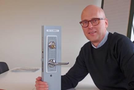 Detta kompletterar redan befintliga accessmöjligheter hos låset så som nyckel, fast kod, automatiskt ändrad kod till exempel varje dygn, nyckelbricka/kort och NFC via mobiltelefon.