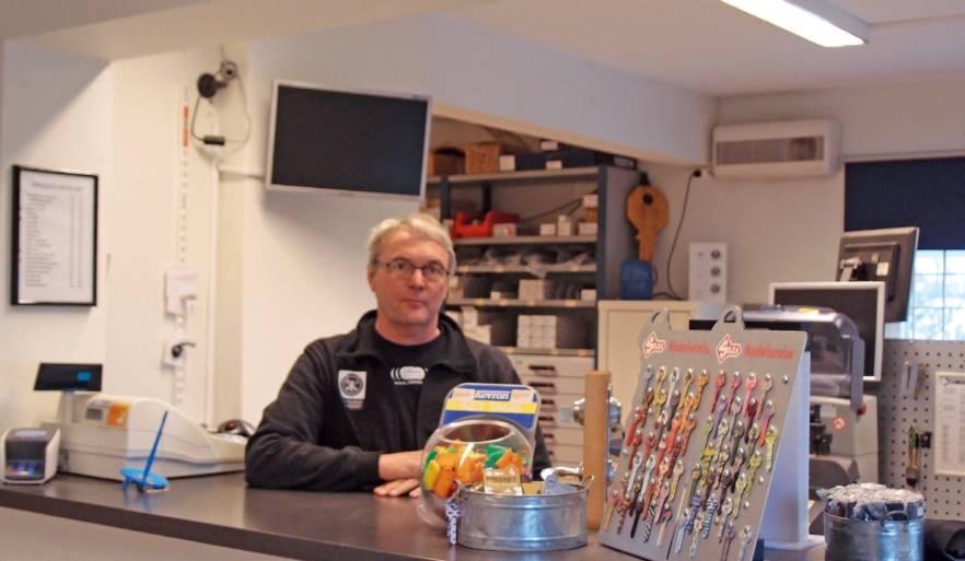 Allans Lås & Larm i Hörby Allan och hans son Albin hälsar välkommen när Säkerhetsinstallatören besöker företaget Allans Lås & Larm AB i Hörby cirka 3 mil norr om Sjöbo mitt i Skåne.