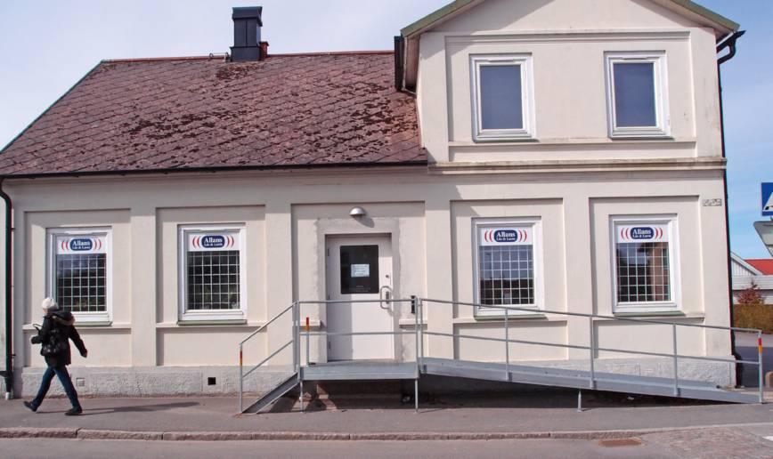 I den fina fastigheten har man butik, verkstad och kontor i toppskick och på innergården finns flera garage samt gott om plats för firmabilarna.