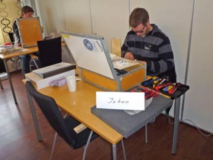 På den praktiska delen får eleven montera och koppla upp ett system efter förbindningsschemat.