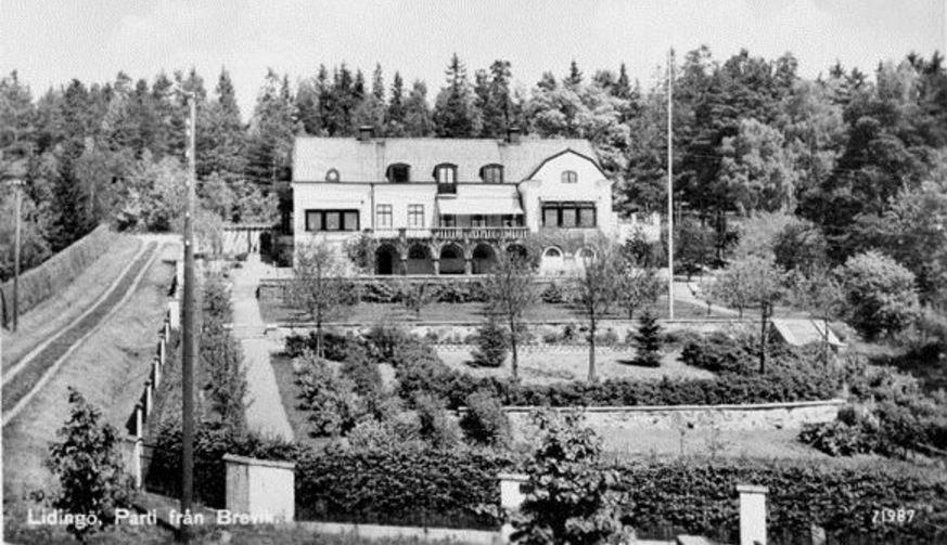 1930-tal Ovan: Bild över anläggningen Villa Brevik på 1930-talet. Trädgården är här i sin ursprungliga utbredning.