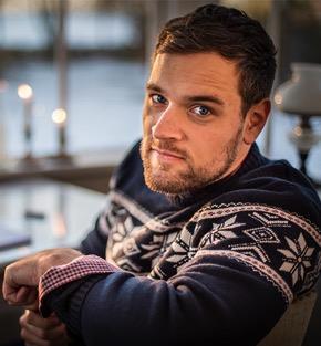 Beppe Singer Beppe Singer slog igenom som barnprogramledare på Svt Barnkanalens populära program Hjärnkontoret.