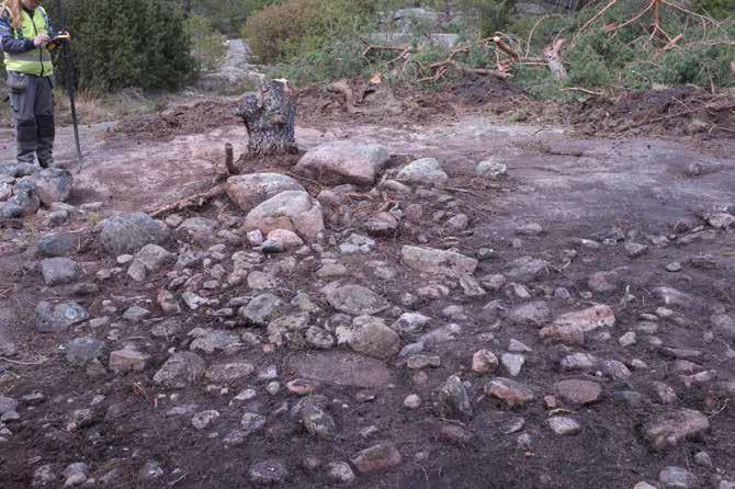 Del 3 Kville 1488 Metod Förundersökningsområdet rensades från vegetation. Ytor runt de kända lämningarna avbanades för att säkerställa avgränsning.