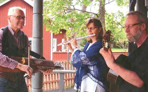 23 JUNI KL 19 Södra Dalarnas Låttrio Södra Dalarnas Låttrio bildades sommaren 2012 i Säter.