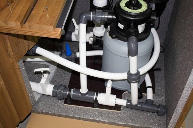 Tömning / byte av vatten För tömning av vatten finns kran installerad i närheten av filterbehållare. Se bild (V).
