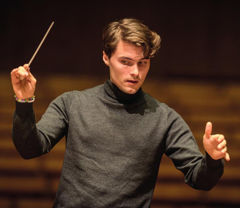 Emil Eliasson, dirigent Emil Eliasson tog 2014 examen från Kungliga Musikhögskolan i Stockholm och masterprogrammet i orkesterdirigering, där han studerat för bl.a. Daniel Harding.