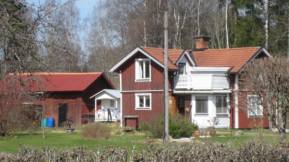 Belägen i Hagfors kommun, Norra Råda-Sunnemo församling. Skattesats 35,14. Storlek Boarea 70 m², biarea 15 m². Areauppgifter enligt taxeringsinformationen. 3 rum, varav 2 sovrum.