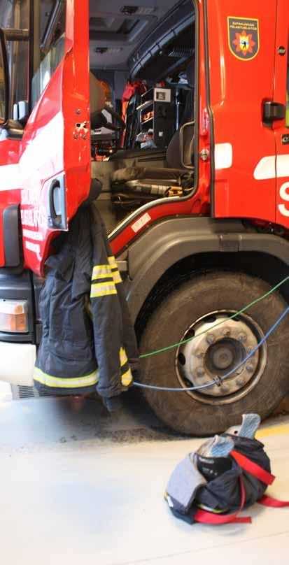 krok. Placeringen av huvudbonaden/hjälmen varierar brandkårsvis.