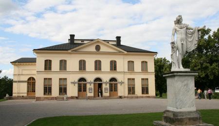 Scenografin Scenografiskiss Fonden färdigställs i dekorateljén.