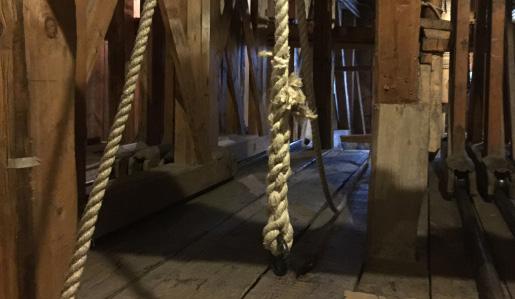 Leif har gjort en fiffig lösning och använder den höga takhöjden för att åstadkomma