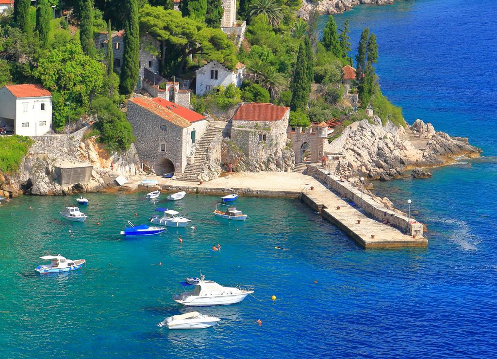 Upptäck Mallorca till fots Allt fler vill upptäcka Mallorcas många vackra sidor den fantastiskt vackra naturen med höga berg, gyllengula mimosafält och lummig pinjeskog.