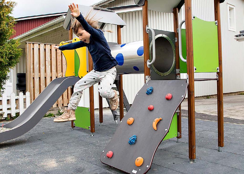 Barnens lekvärld Dalhem fick flera lekplatser uppgraderade före sommaren. Nu har vi träffat en lekplatsexpert som testat en av lekplatserna Törnrosdalen på Svarvargränd. Vad har du för favoritlek?