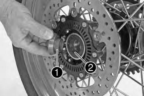 13 HJUL, DÄCK 104 Kontrollera om hjullagret är skadat eller slitet.» Om hjullagret är skadat eller slitet: Byt ut hjullagret.x Ta bort hylsan.