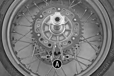 102004-10 Lägg bakhjulet med bakdrevet uppåt på en arbetgsbänk och stick in hjulaxeln i hjulnavet. För att kontrollera spelet, håll fast bakhjulet och försök vrida på bakdrevet.