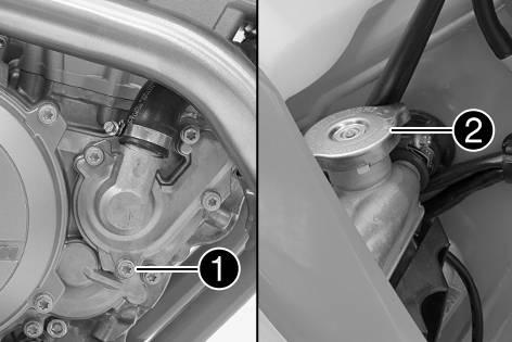 16 KYLSYSTEM 101 16.3 Kontrollera kylvätskenivån Risk för skållskador När motorcykeln körs blir kylvätskan mycket varm och dessutom trycksatt.